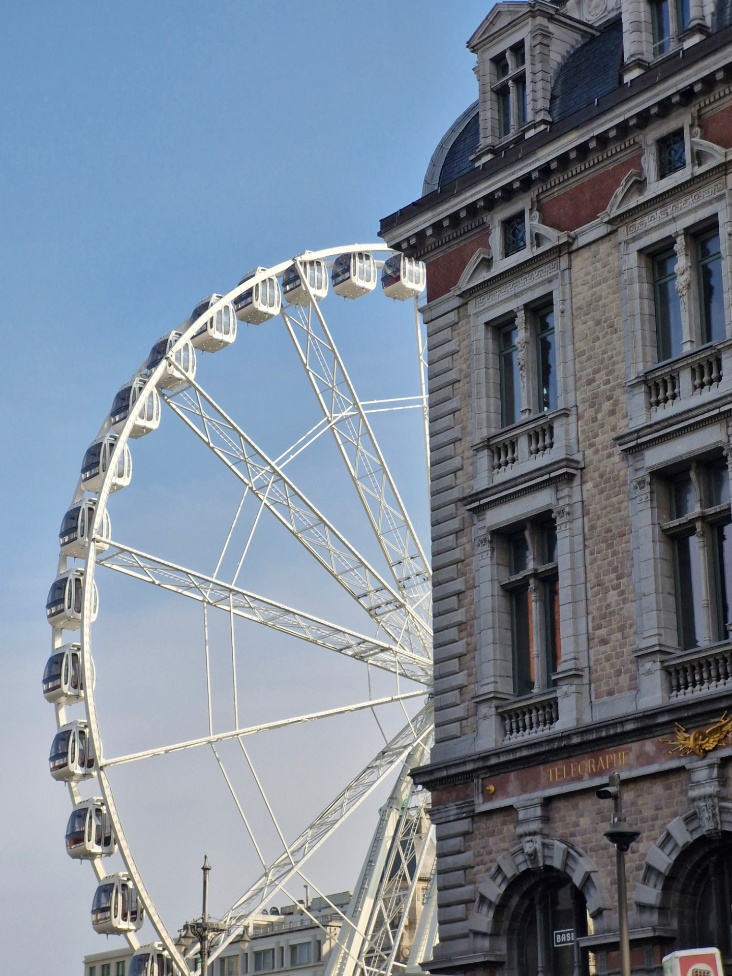Grande roue et architecture du centre de Bruxelles